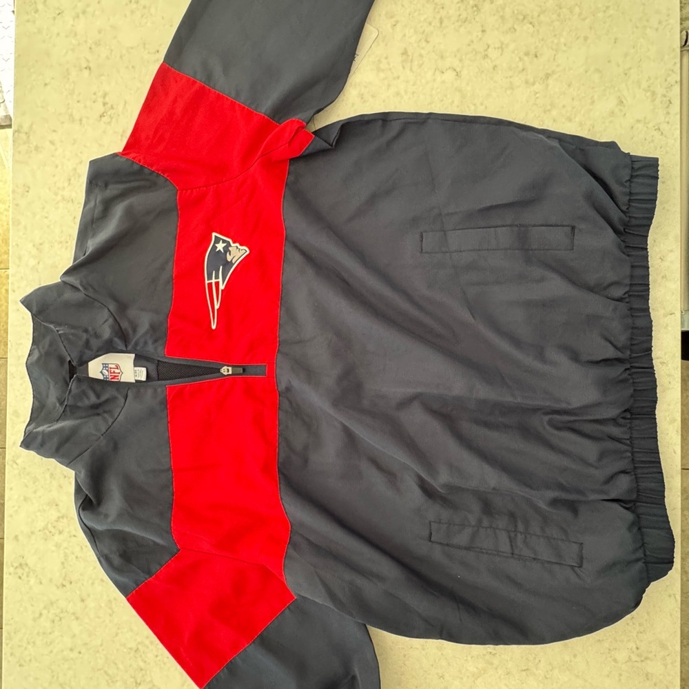 Men's Patriots half zip windbreaker. Size XL. NWT